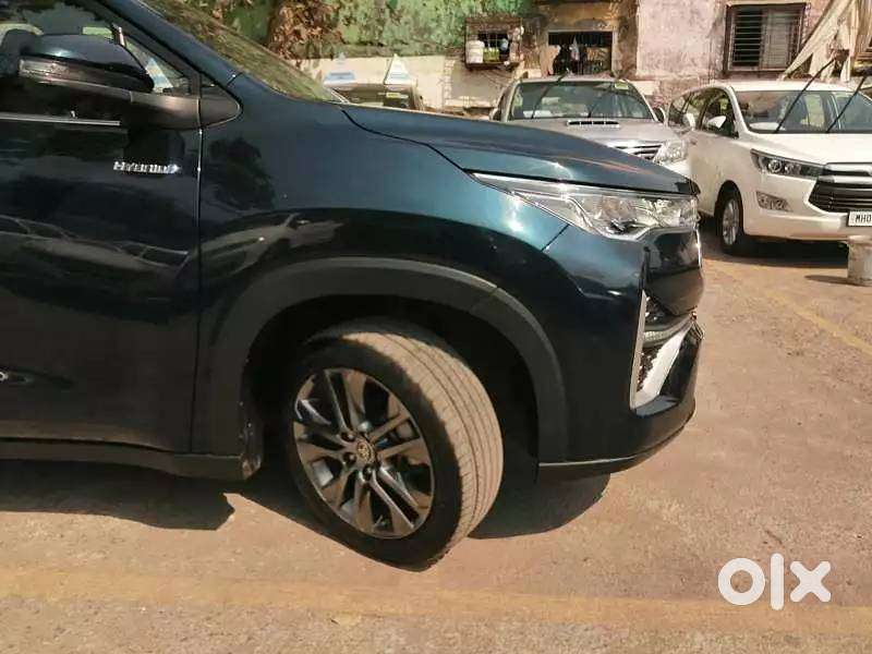 Toyota Innova Hycross