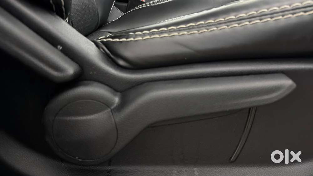 Mahindra Xuv700 2.0 Mx Petrol Mt 5 Str, 2023, Petrol