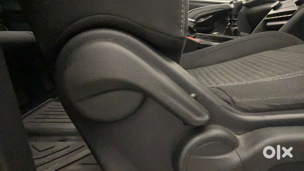 Mahindra Xuv700 2.0 Ax 5 Petrol Mt 7 Str, 2022, Petrol