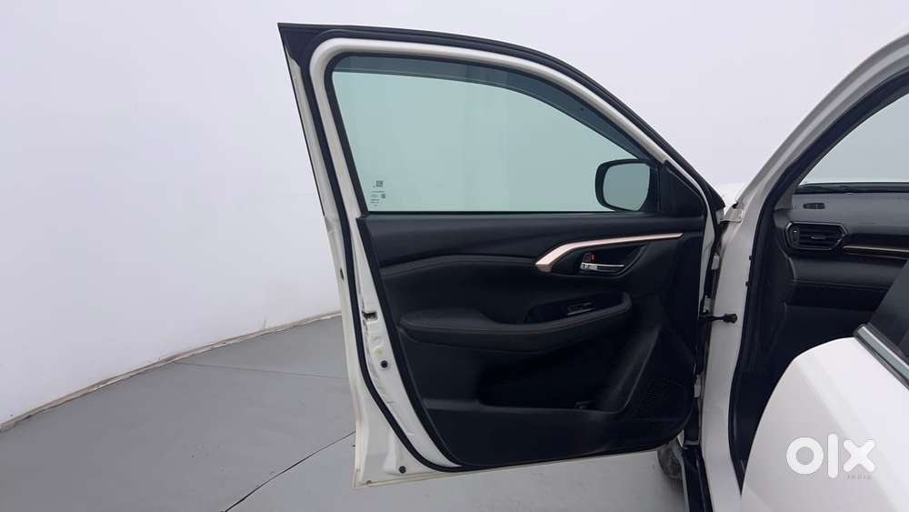 Maruti Suzuki Grand Vitara 1.5 Alpha Plus Intelligent Hybrid Ecvt, 2..