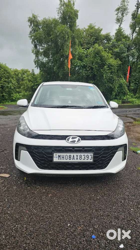 Hyundai Aura Cng White Colour