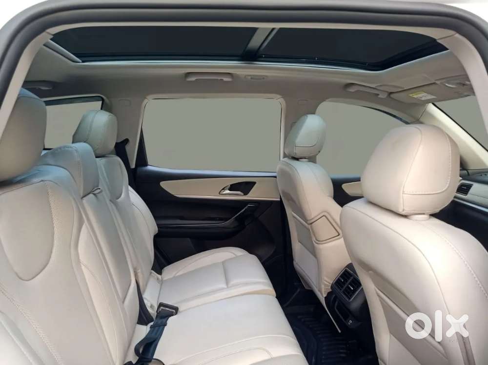 Mahindra Xuv700 Ax7 Luxury Pack Awd, 2025, Petrol