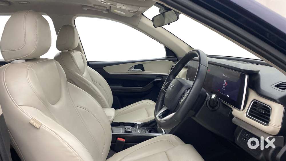 Mahindra Xuv700 2.2 Ax 7 Diesel At Luxury Pack Str Awd, 2022, Diesel