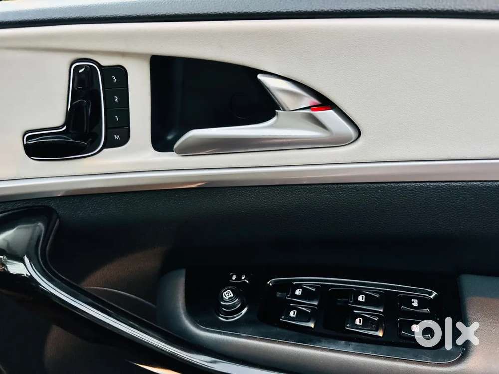 Mahindra Xuv700 Ax7 Luxury Pack Awd, 2022, Petrol