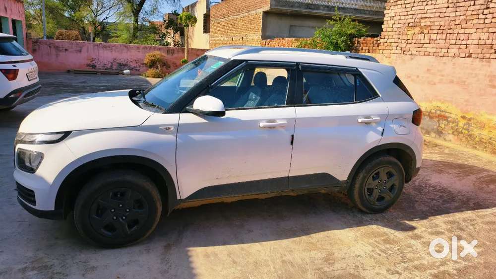 Hyundai Venue 2025 Petrol Well Maintained
