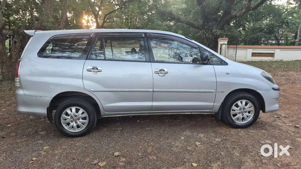 Toyota Innova V 8str Full Option 2009 Single Owner