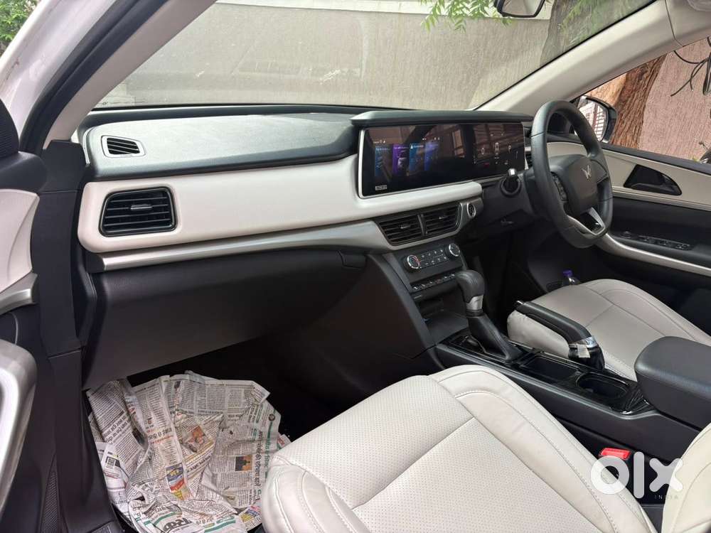 Mahindra Xuv700 2.2 Ax 5 Diesel At 7 Str, 2025, Diesel
