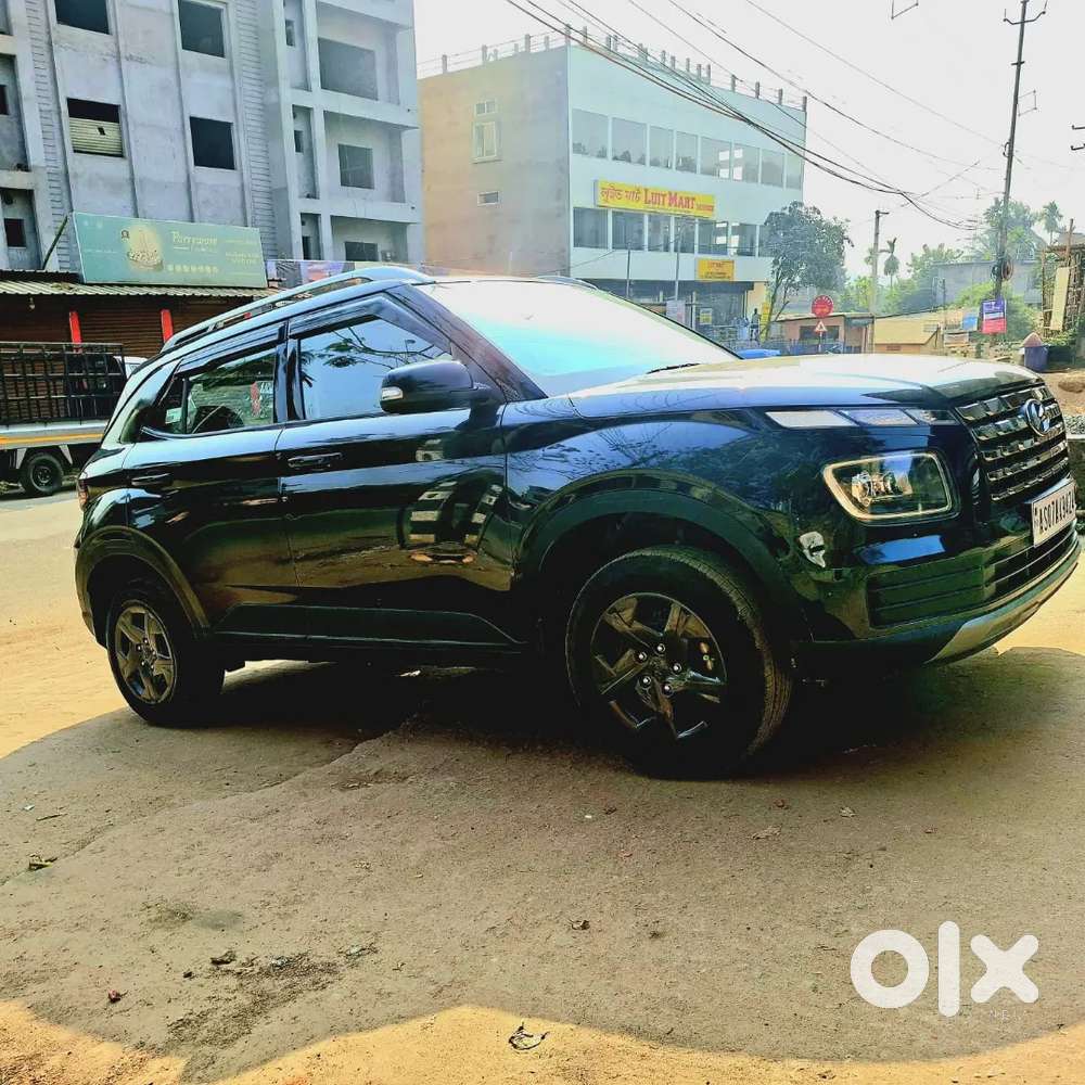 Hyundai Venue 2025 Petrol 6500 Km Driven
