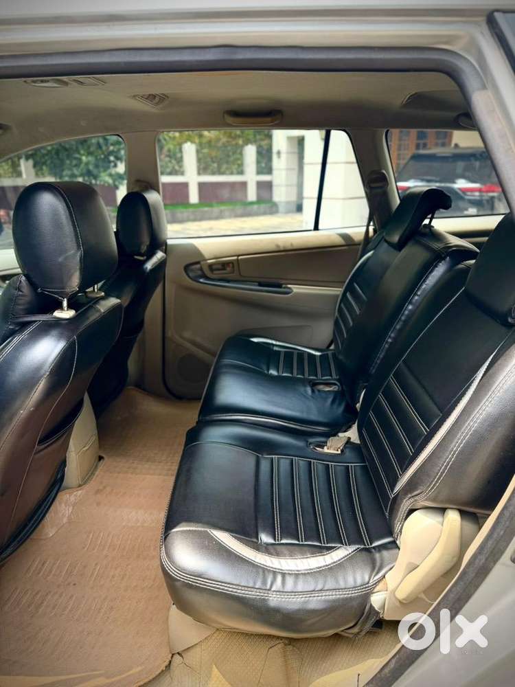 Toyota Innova 2010 8 Seater