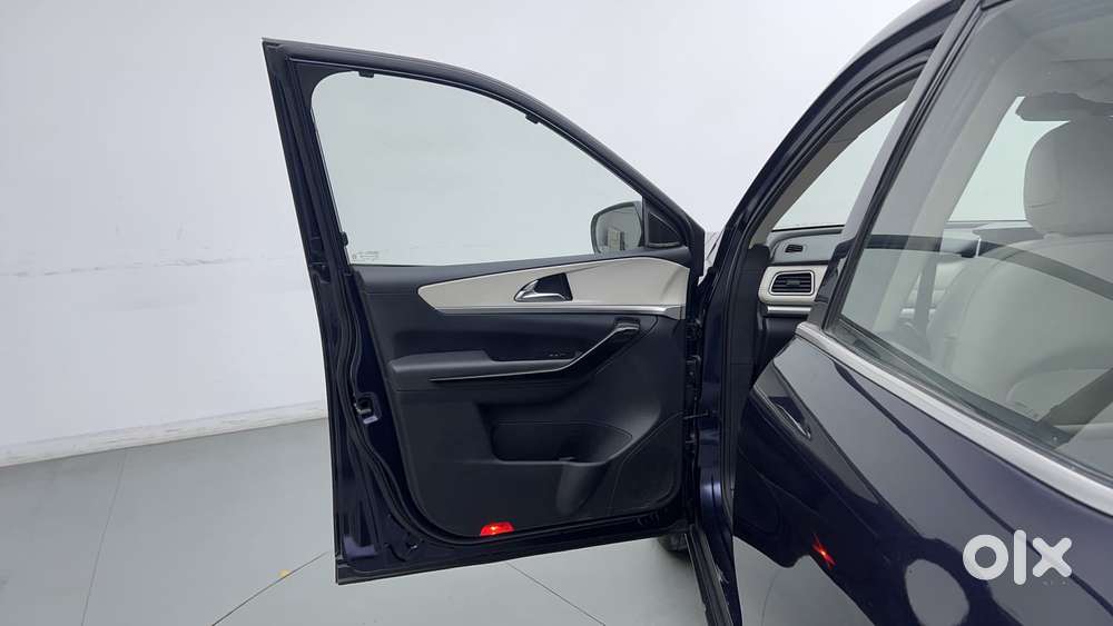 Mahindra Xuv700 2.2 Ax 7 Diesel At Luxury Pack Str Awd, 2022, Diesel