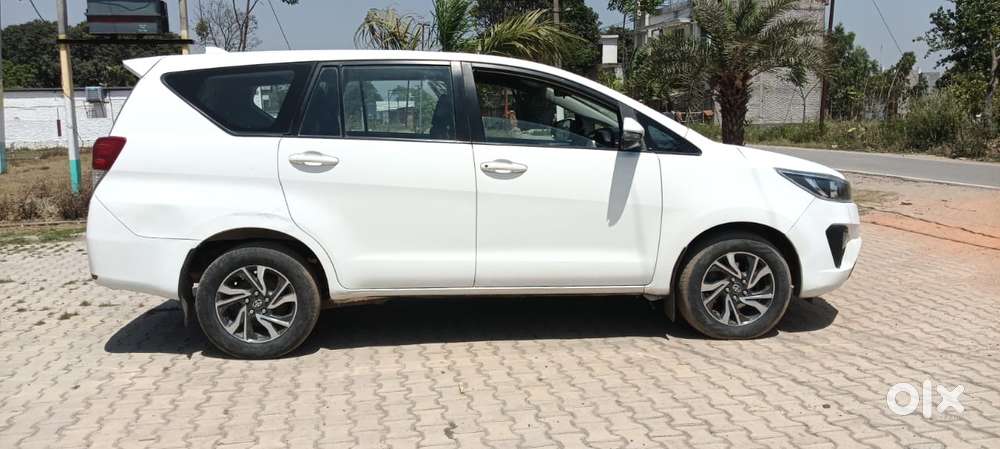 Toyota Innova Crysta 2.4 G Mt, 2022, Cng & Hybrids