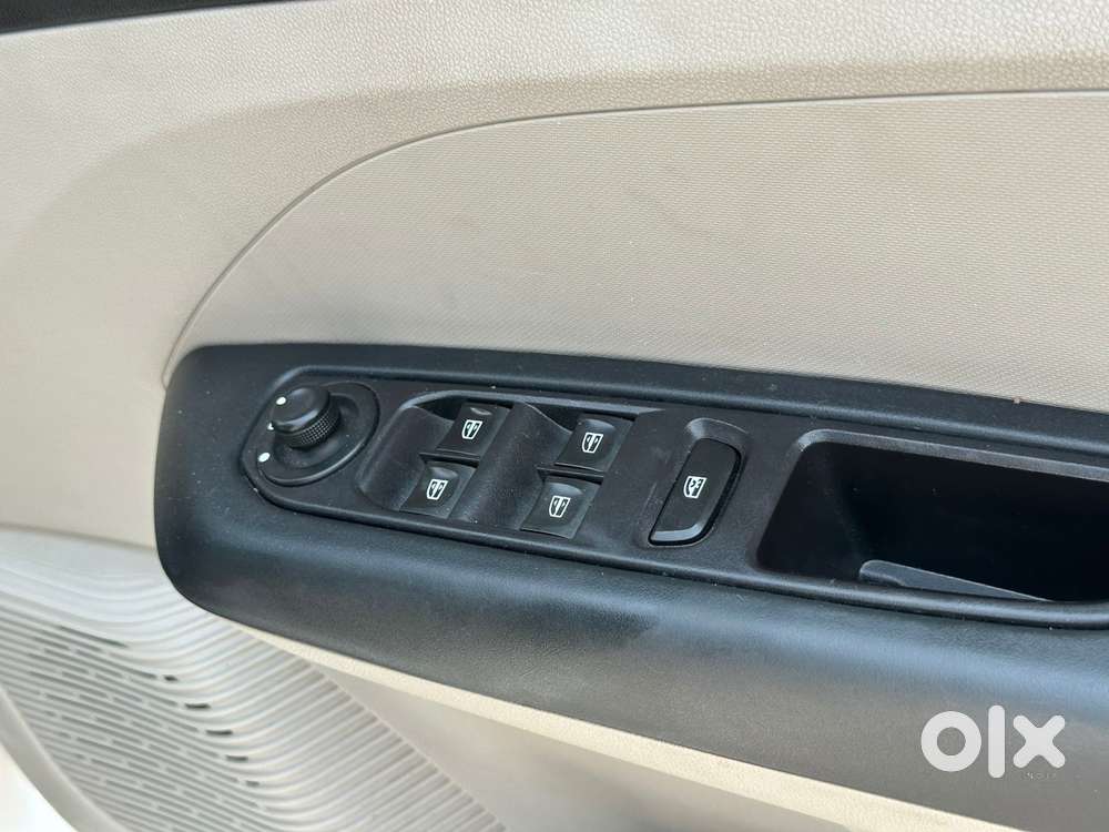 Renault Triber Rxz, 2023, Petrol