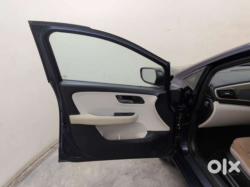 Tata Altroz Xe Petrol, 2025, Petrol