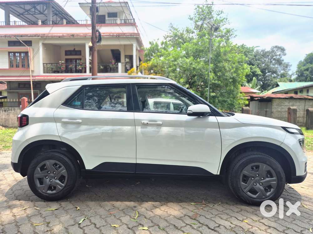 Hyundai Venue Sx Mt, 2023, Petrol