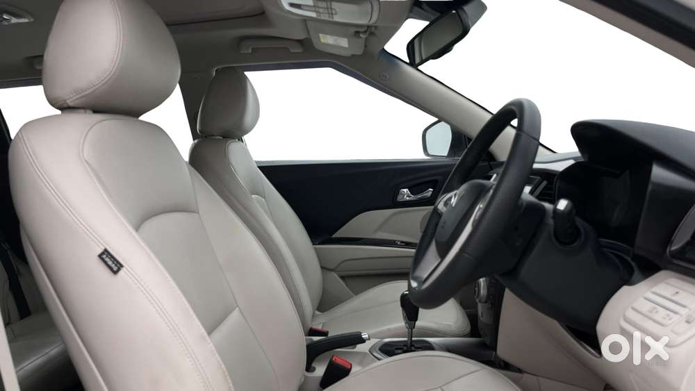 Mahindra Xuv300 1.2 W8 (o) Amt Petrol, 2023, Petrol