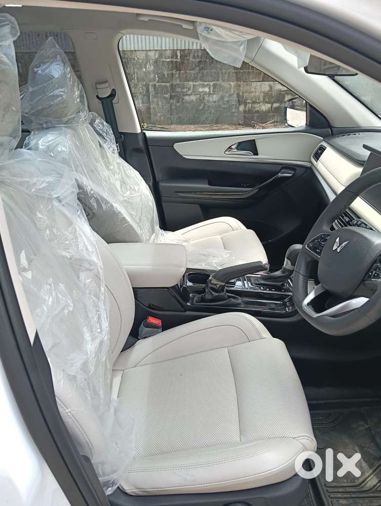 Mahindra Xuv700 2.0 Ax 7 Petrol At Str, 2025, Petrol