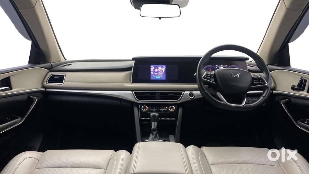 Mahindra Xuv700 2.0 Ax 7 Petrol At Str, 2022, Petrol