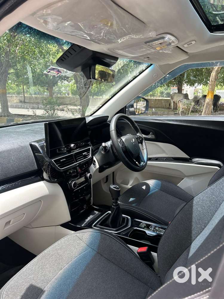 Mahindra Xuv 3xo Ax5 Pm Mt, 2024, Petrol