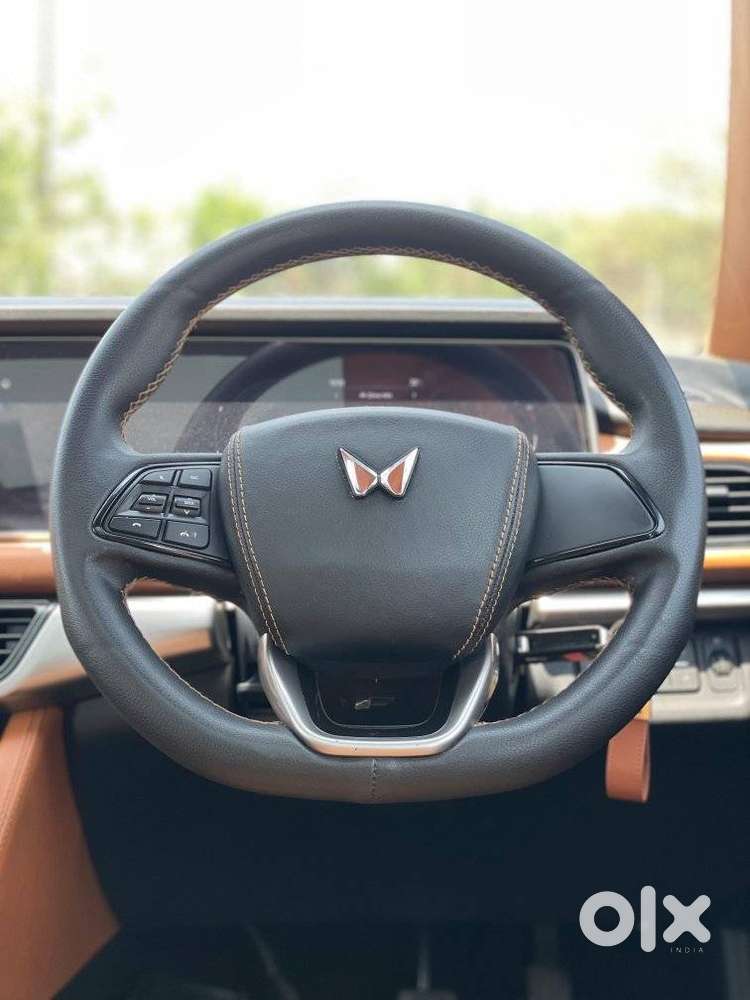 Mahindra Xuv700 Ax 5 Petrol Mt 7 Str (e), 2022, Petrol