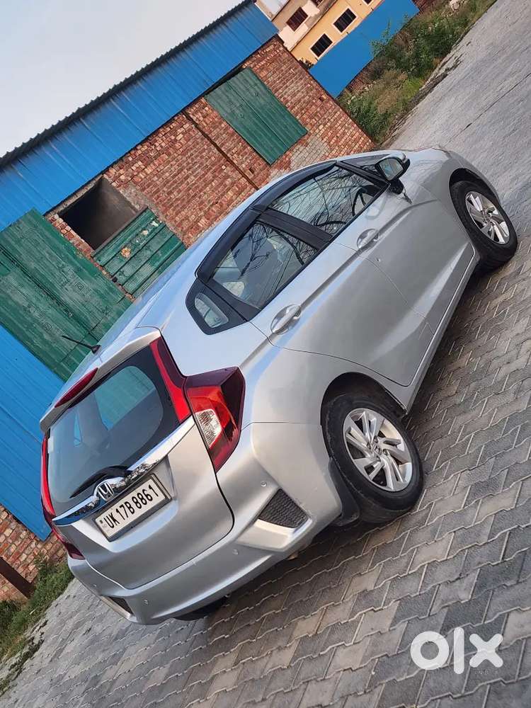 Honda Jazz V 
Power Windows 
Power Steering 
Power Break