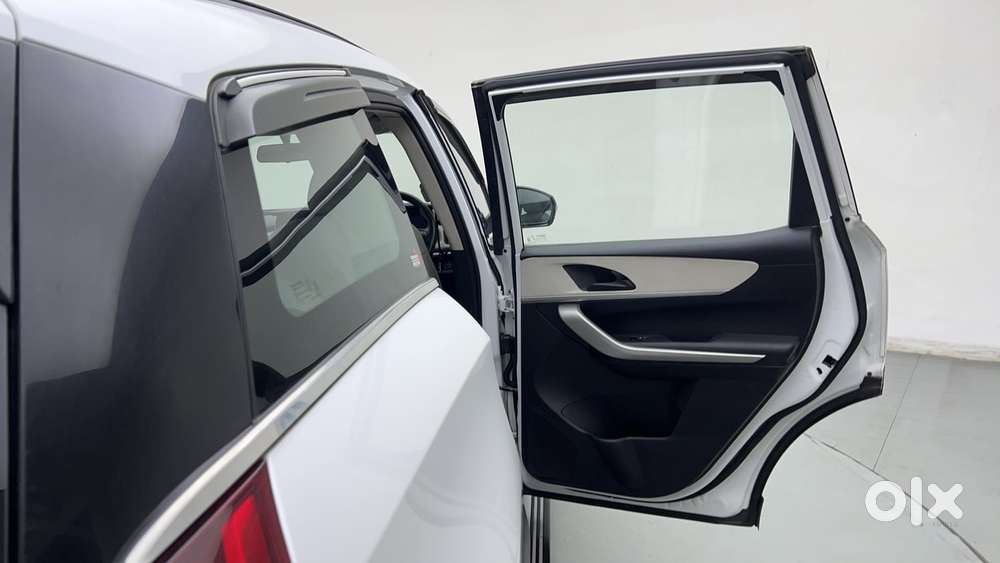 Mahindra Xuv700 2.0 Ax 3 Petrol Mt 5 Str, 2022, Petrol