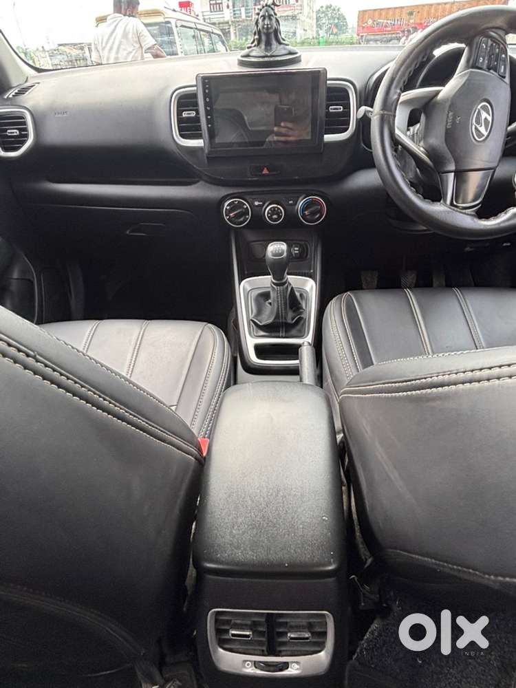 Hyundai Venue Petrol Mt 9000