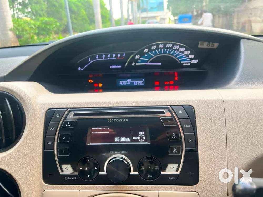 Toyota Etios Liva V Dual Tone, 2017, Petrol