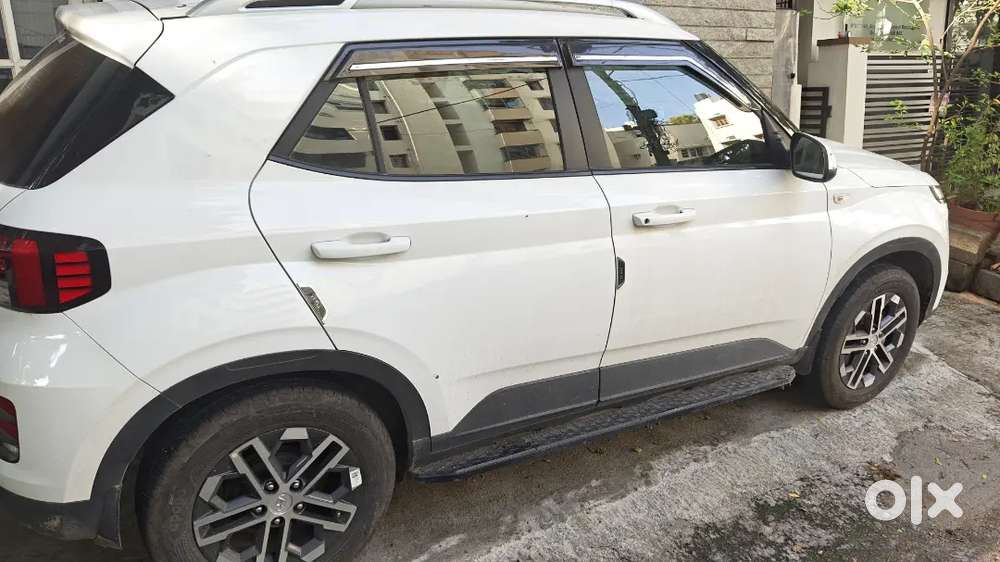 Hyundai Venue 2024 Petrol 6000 Km Driven