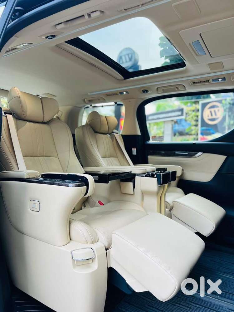 Toyota Vellfire 2.5 Executive Lounge, 2022, Petrol