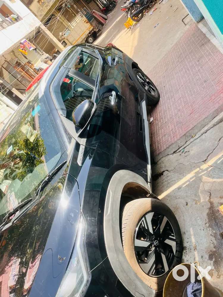 नई गाड़ी ले ने हैतू सैल कर रहा हू बड़ी गाड़ी लमी है