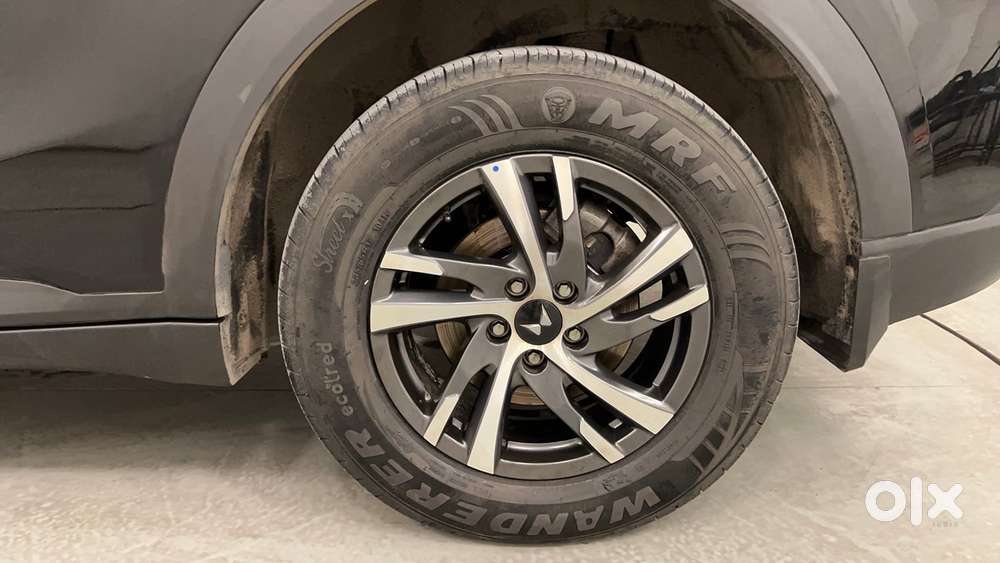 Mahindra Xuv700 2.0 Ax 5 Petrol Mt 7 Str, 2025, Petrol
