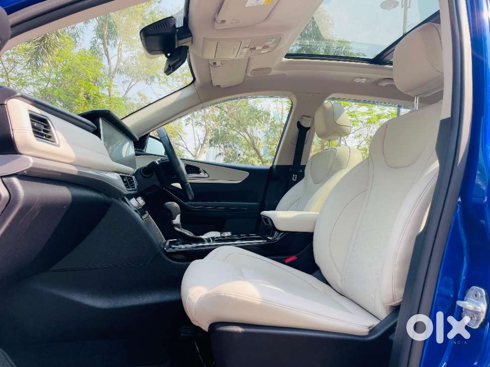 Mahindra Xuv700 2.2 Ax 7 Diesel At Luxury Pack Str Awd, 2023, Diesel
