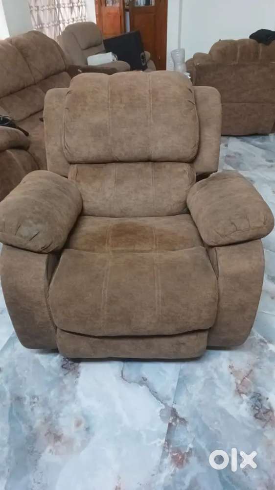 Single-Seater Manual Recliner Sofa &ndash; Swivel & Rocking