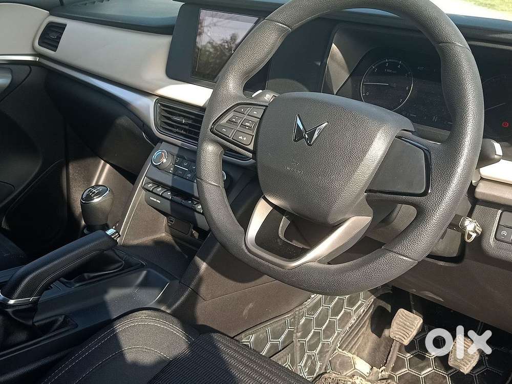 Mahindra Xuv700 2.0 Mx Petrol Mt 5 Str, 2024, Petrol