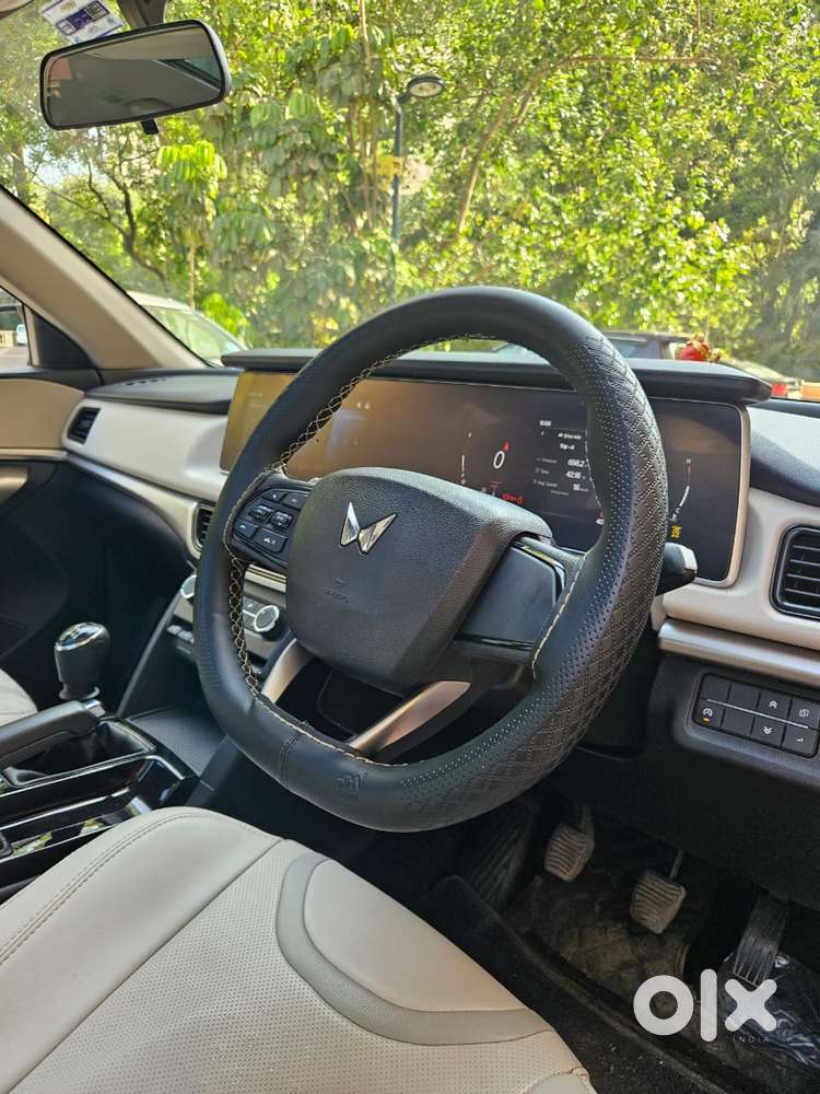 Mahindra Xuv700 2.0 Ax 5 Petrol Mt 7 Str, 2024, Petrol