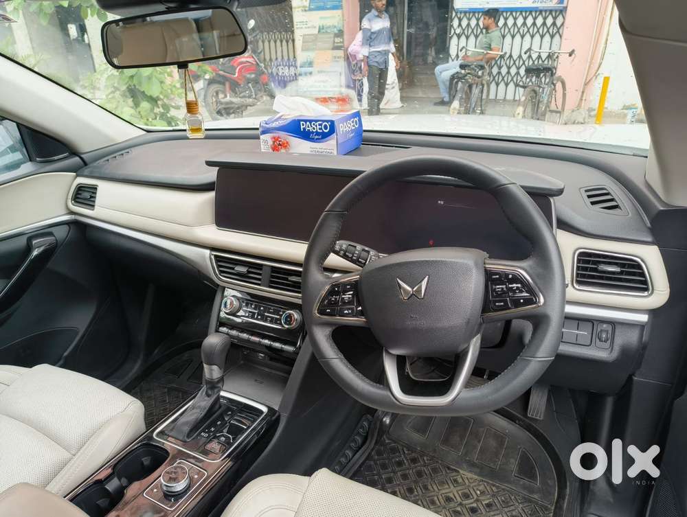 Mahindra Xuv700 2.0 Ax 7 Petrol At Luxury Pack Str, 2025, Petrol