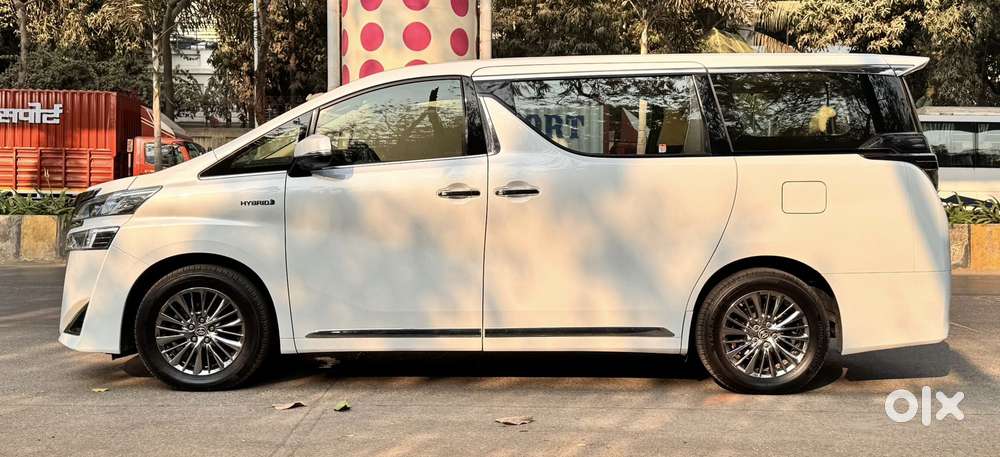 Toyota Vellfire 2.5 Executive Lounge, 2023, Cng & Hybrids