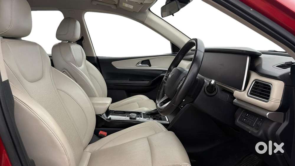 Mahindra Xuv700 2.0 Ax 7 Petrol Mt Str, 2021, Petrol
