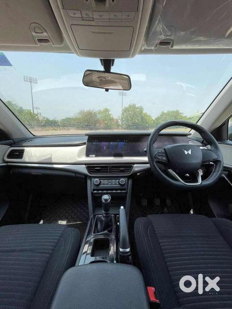 Mahindra Xuv700 2.0 Ax 5 Petrol Mt 7 Str, 2023, Petrol