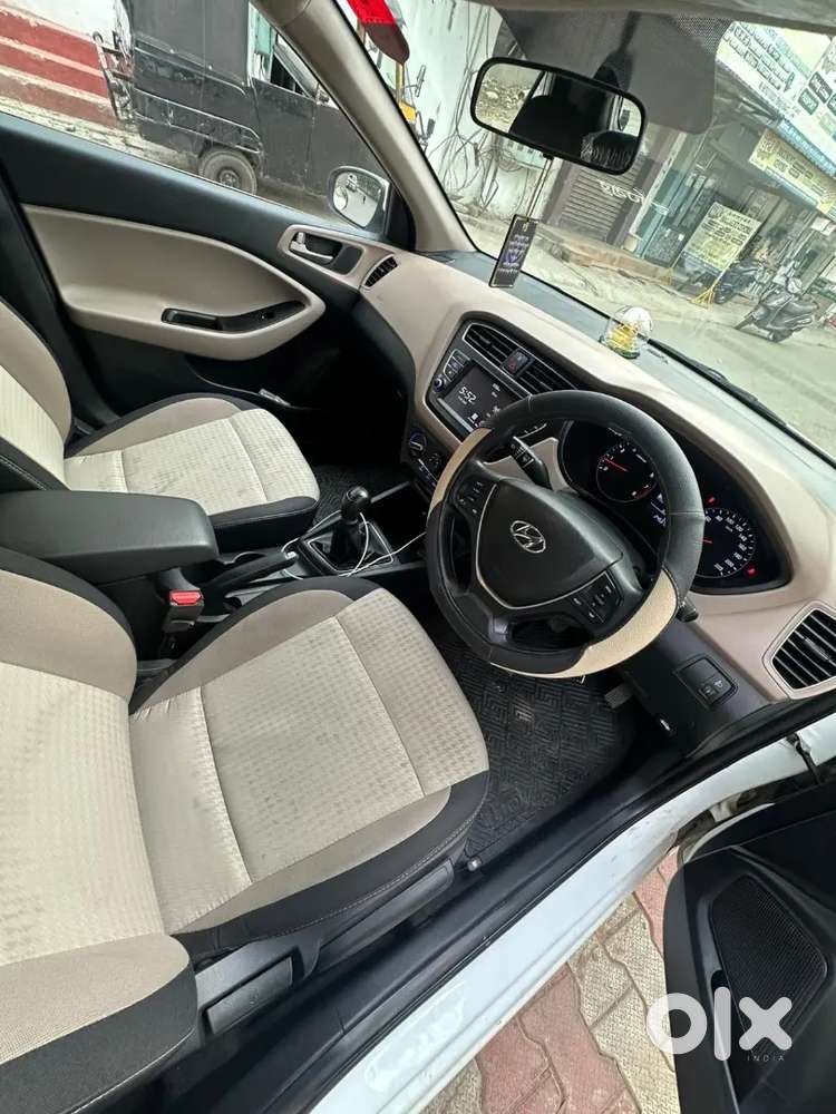 I20 Sportz White Exterior/ Brown Interior