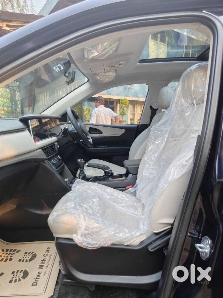 Mahindra Xuv700 2.0 Ax 5 Petrol Mt 7 Str, 2025, Petrol