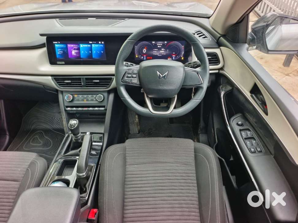 Mahindra Xuv700 2.0 Ax 5 Petrol Mt 7 Str, 2022, Petrol