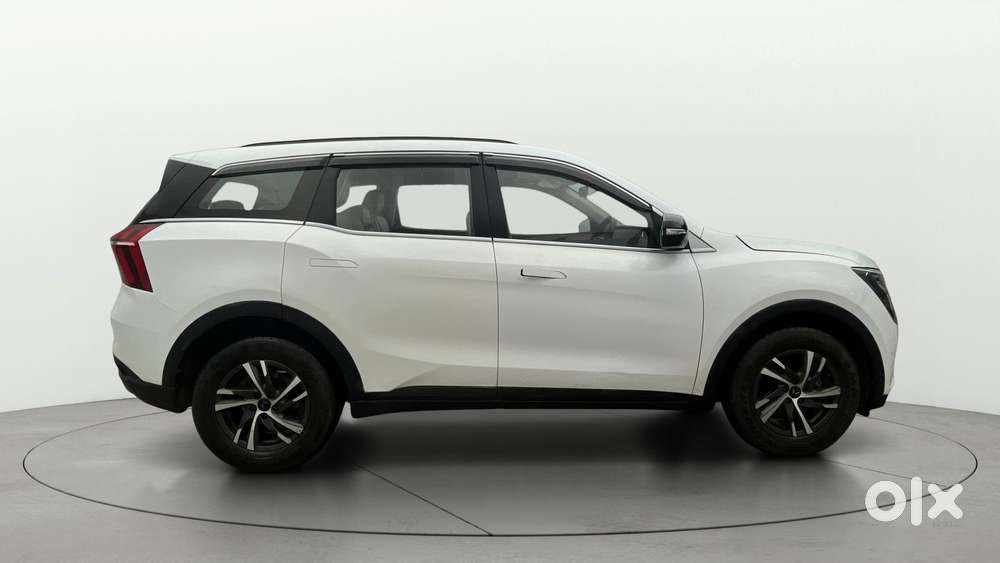 Mahindra Xuv700 2.0 Ax 5 Petrol Mt 7 Str, 2025, Petrol