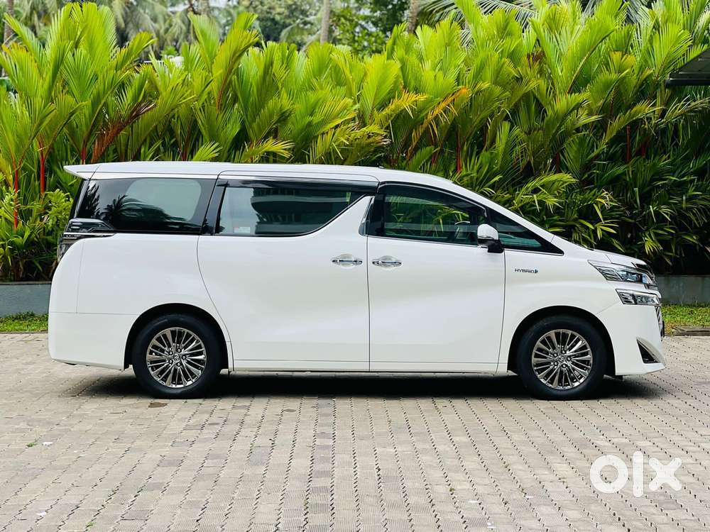 Toyota Vellfire 2.5 Executive Lounge, 2022, Petrol