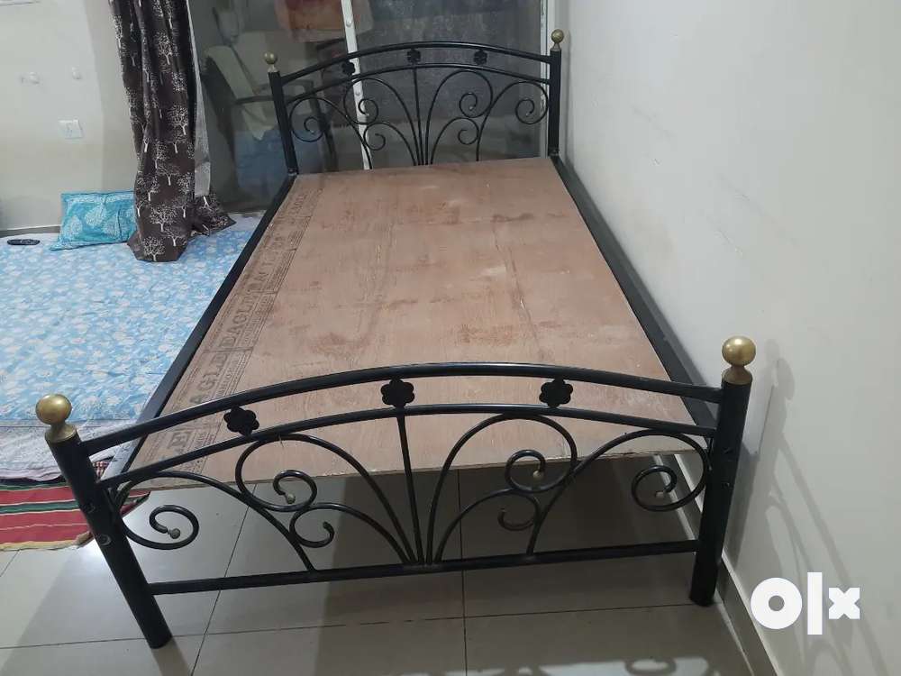 Iron store bed 4x6