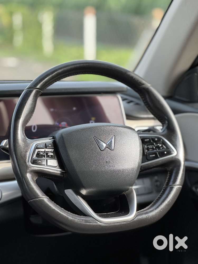 Mahindra Xuv700 2.0 Ax 7 Petrol At Str, 2022, Petrol