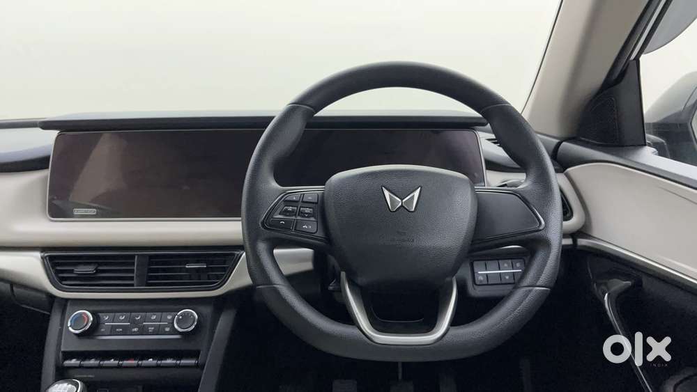 Mahindra Xuv700 2.0 Ax 5 Petrol Mt 7 Str, 2023, Petrol