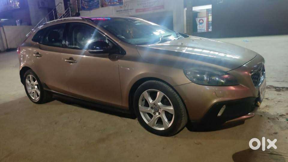 Volvo V40 Cross Country 2013 Diesel Well Maintained