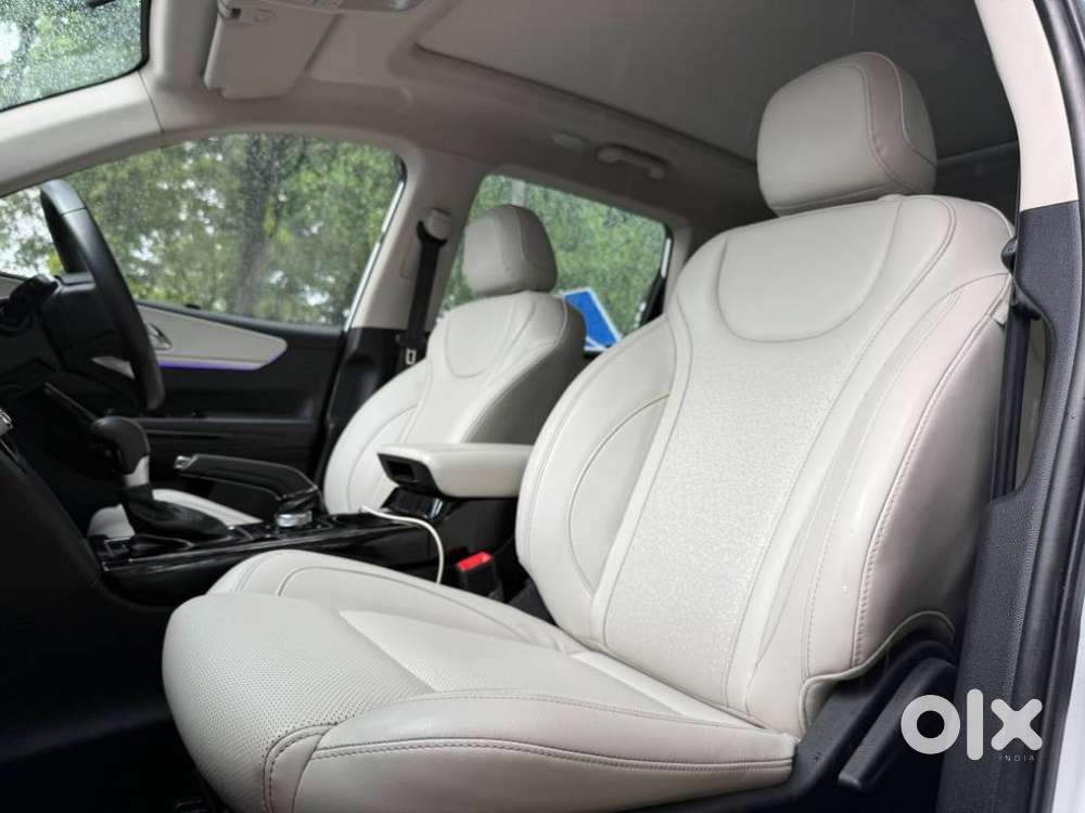 Mahindra Xuv700 2.0 Ax 7 Petrol At Str, 2024, Petrol