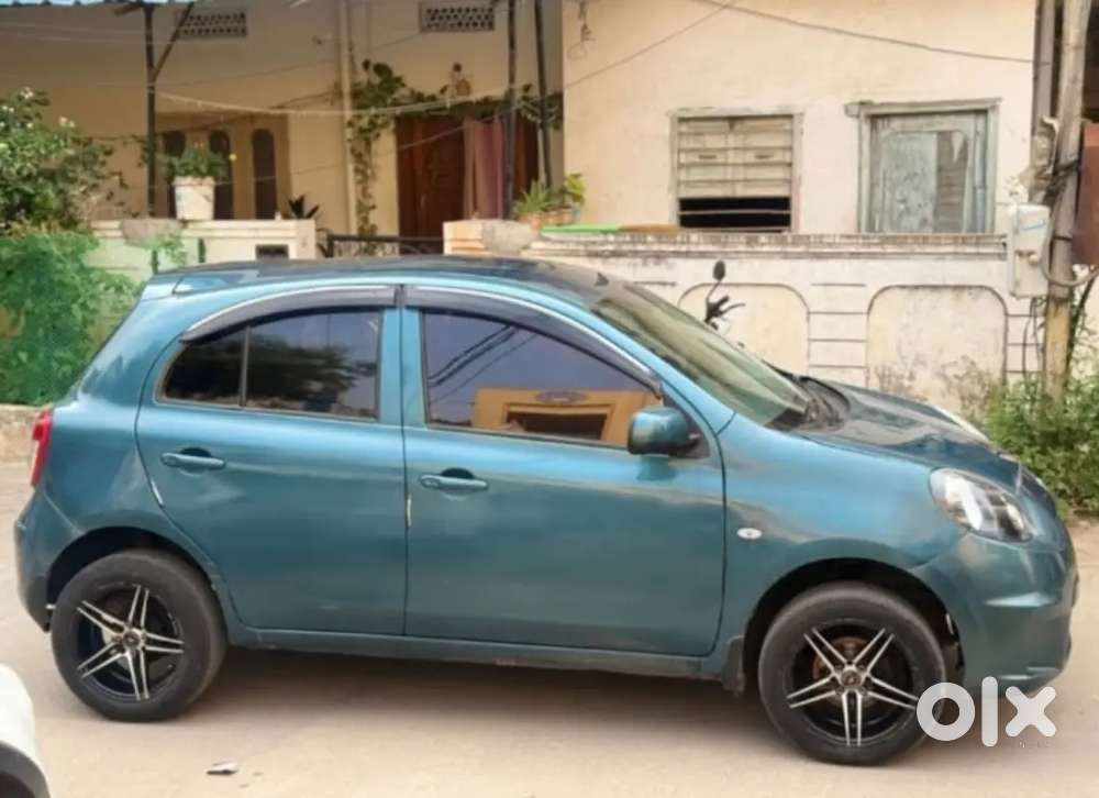 Four Alloy Wheels, Four Power Windows, Touch Screen, Auto Locking